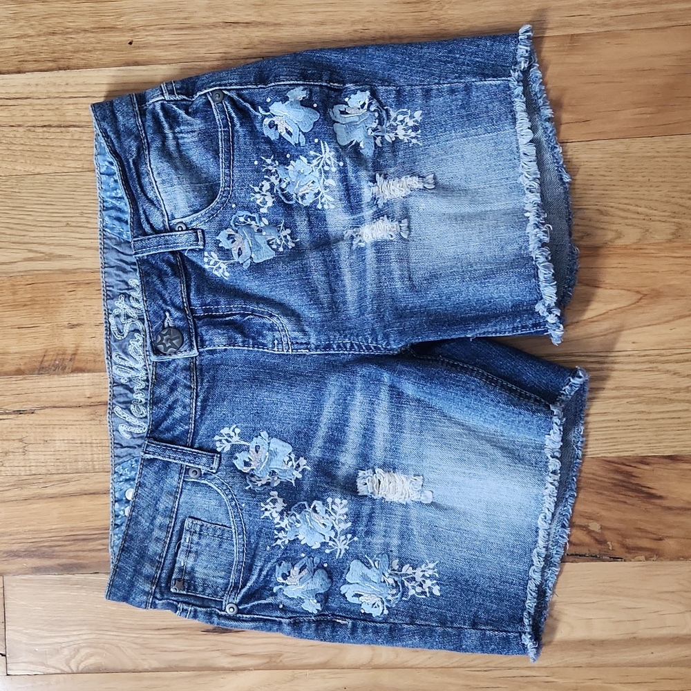 Vanilla Star Women's Size 9 Cut-Off Distressed Denim Shorts with Embroidery